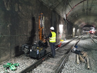 Geòleg perforant dins d'un túnel
