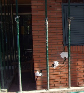 Esquerdes en una façana apuntalada